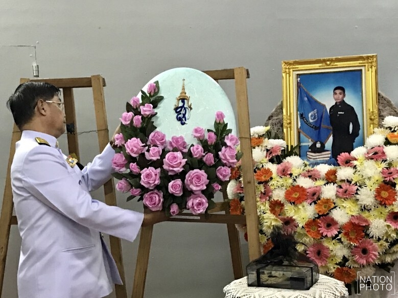 ร.10 พระราชทานพวงมาลาวางหน้าหีบศพตำรวจกล้า