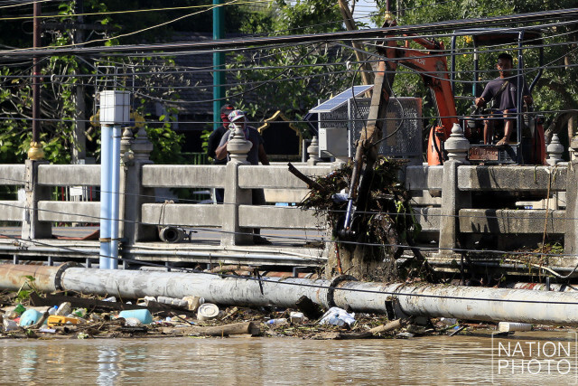 สถานการณ์น้ำยังไม่คลี่คลาย! น้ำป่าจากแม่น้ำเพชรเอ่อล้นท่วมตัวเมืองเพชรบุรี