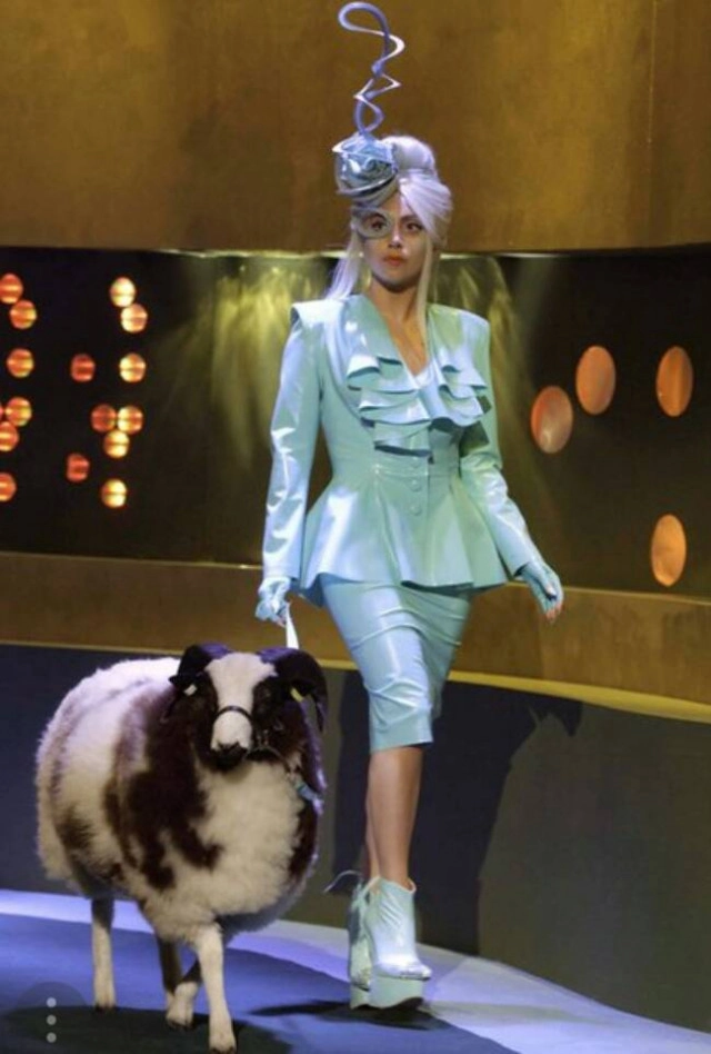 ใหม่ ดาวิกา... กับชุดยางรัดรูป แบรนด์ดัง !!!