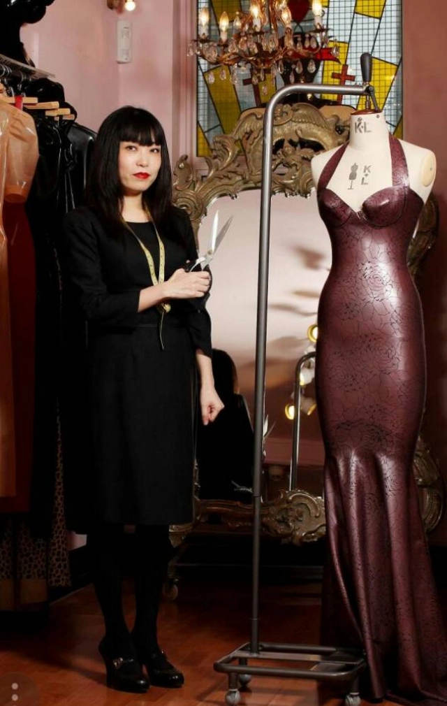 ใหม่ ดาวิกา... กับชุดยางรัดรูป แบรนด์ดัง !!!