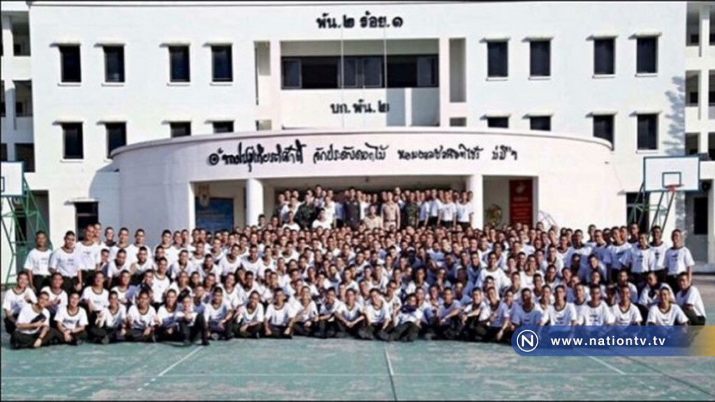 นตท.รวมตัวถ่ายรูปกับ "ผู้พันเป๊ป" หลังถูกคำสั่งย้ายกลับนย. นตท.รวมตัวถ่ายรูปกับ "ผู้พันเป๊ป" หลังถูกคำสั่งย้ายกลับนย.