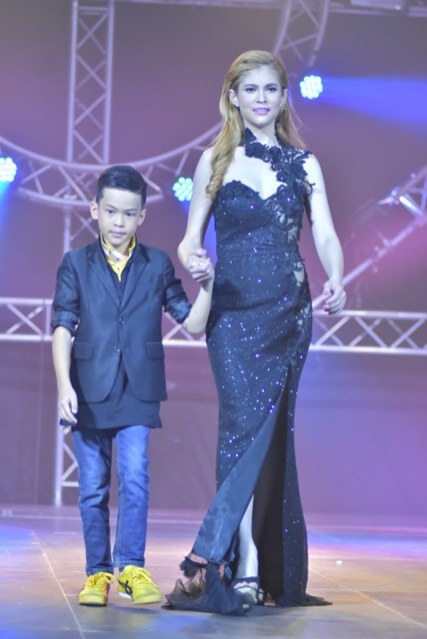 "แอนนี่" ควง "น้องฑีฆายุ" นำทีมซุปตาร์ตัวน้อยเดินแฟชั่นโชว์สุดเลิศ