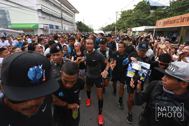 บรรยากาศสุดชื่นมื่นชาวประจวบต้อนรับพี่ตูน โครงการก้าวคนละก้าว