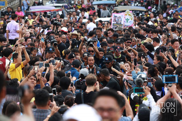 บรรยากาศสุดชื่นมื่นชาวประจวบต้อนรับพี่ตูน โครงการก้าวคนละก้าว