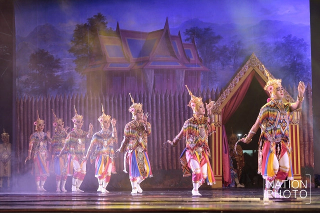 (ภาพชุด) การแสดง"มโนราห์"
ในนิทรรศการงานพระราชพิธีถวายพระเพลิงพระบรมศพ ร.9