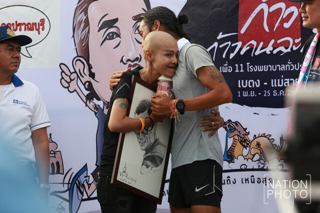 "ตูนเจ็บ"หมอให้หยุดวิ่ง
ก่อนถึง"หัวหิน"โครงการก้าวคนละก้าว
