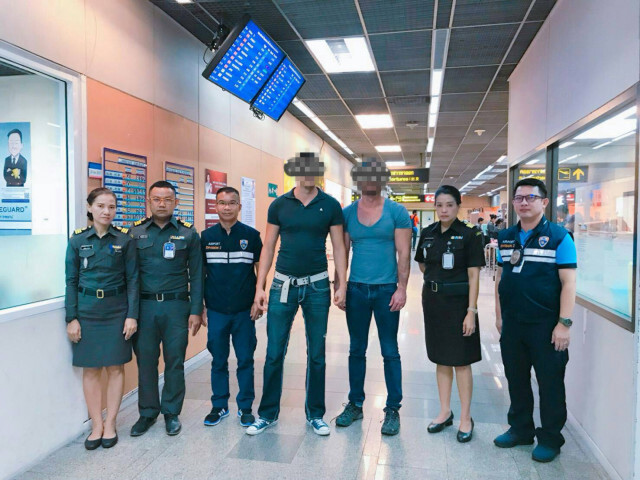 ตม.รวบ 2 ฝรั่งโชว์ก้นกลางวัดอรุณฯ คาสนามบินดอนเมือง