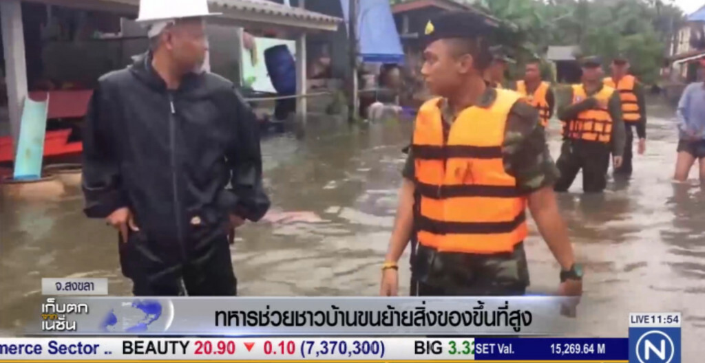 ทหารช่วยชาวบ้าน ขนย้ายสิ่งของขึ้นที่สูง