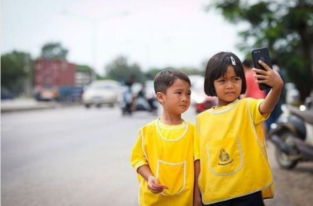 2 หนูน้อยรอเซล์ฟฟี่กับพี่ตูนอย่างมีระเบียบ