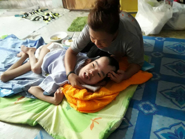 ช่วยน้องเต้!! วัย 23 ปี 
ป่วยพิการเกิดมาไม่มีหนังปิดเยื่อสมอง
จิตอาสาฯ  นักร้องลูกทุ่ง  รุดเยี่ยม