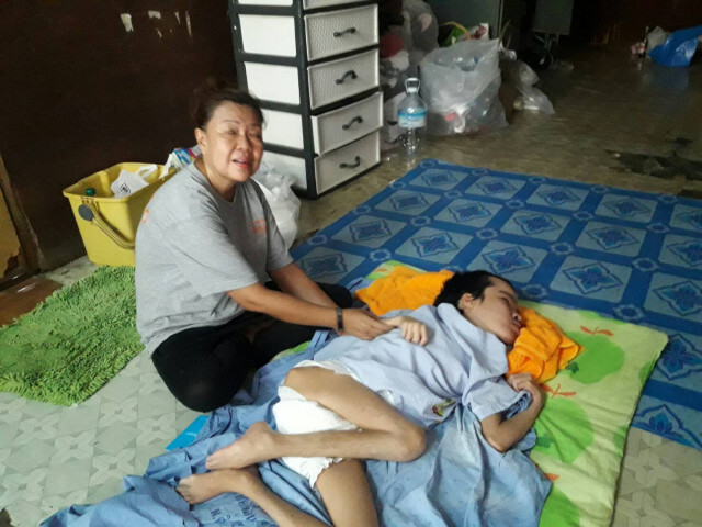 ช่วยน้องเต้!! วัย 23 ปี 
ป่วยพิการเกิดมาไม่มีหนังปิดเยื่อสมอง
จิตอาสาฯ  นักร้องลูกทุ่ง  รุดเยี่ยม