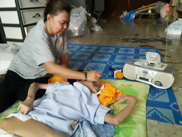 ช่วยน้องเต้!! วัย 23 ปี 
ป่วยพิการเกิดมาไม่มีหนังปิดเยื่อสมอง
จิตอาสาฯ  นักร้องลูกทุ่ง  รุดเยี่ยม
