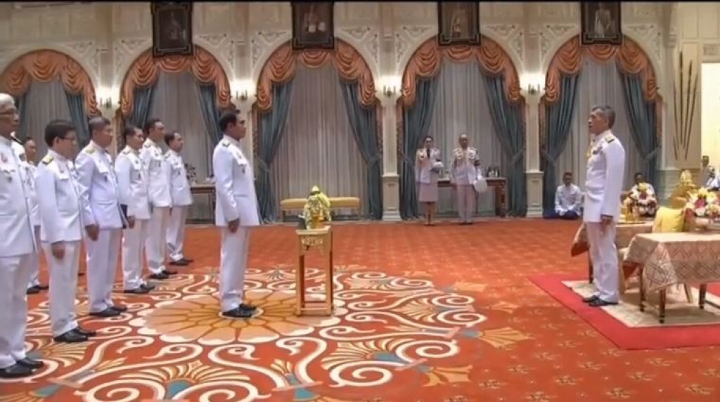 "ในหลวง" ทรงย้ำให้ ครม.ใหม่ใช้ปัญญาแก้ปัญหาประเทศชาติ-ปชช.
