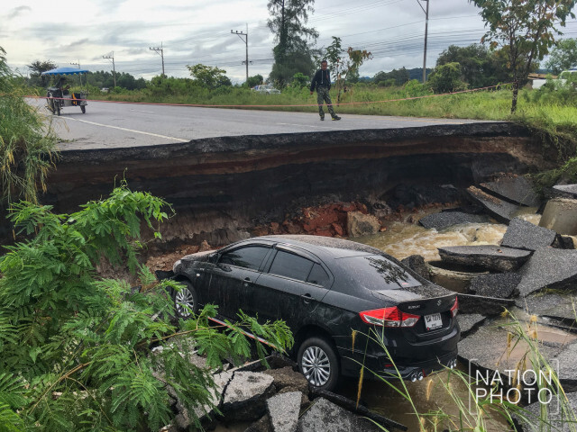 (ภาพชุด)น้ำป่าซัดถนนหาดใหญ่-ปัตตานี ขาด!