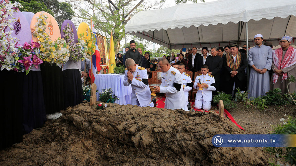 ในหลวงพระราชทานดินฝังศพ "สุรินทร์ พิศสุวรรณ" ในหลวงพระราชทานดินฝังศพ "สุรินทร์ พิศสุวรรณ"