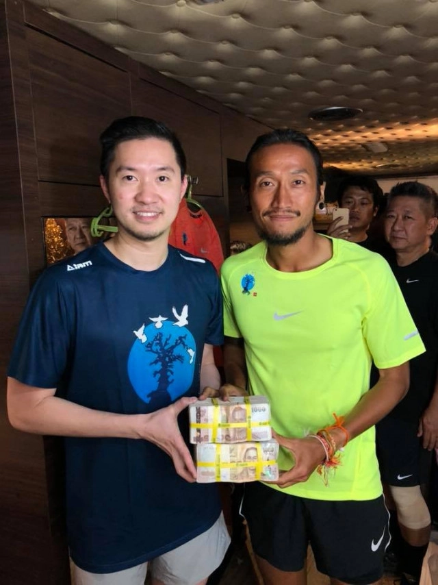 เซียนพระมาเอง
บอย ท่าพระจันทร์ 
ขนเงินสดๆ 2 ล้านบาทมอบให้ "ตูน"