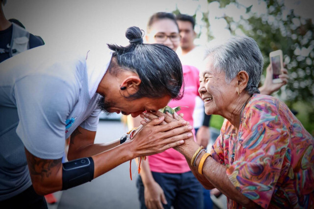 ผู้ว่าฯราชบุรี มอบเงินบริจาค 12 ล้าน พร้อมโอ่งมังกรรูป "ตูน"