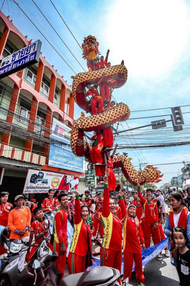 ผู้ว่าฯราชบุรี มอบเงินบริจาค 12 ล้าน พร้อมโอ่งมังกรรูป "ตูน"