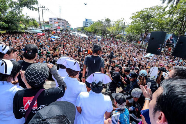 ผู้ว่าฯราชบุรี มอบเงินบริจาค 12 ล้าน พร้อมโอ่งมังกรรูป "ตูน"