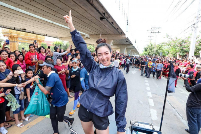 ผู้ว่าฯราชบุรี มอบเงินบริจาค 12 ล้าน พร้อมโอ่งมังกรรูป "ตูน"