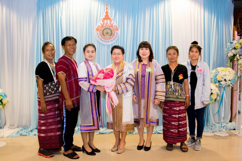 "สาวเผ่าปาเกอญอ" กับปริญญาใบแรก