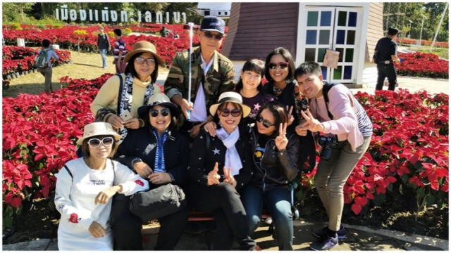 คึกคัก!!  นักท่องเที่ยว เต็มลานคริสต์มาสภูเรือ