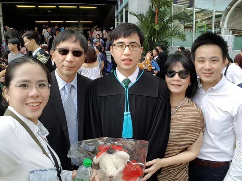 สำเร็จเพราะกำลังใจจากครอบครัว  เด็กพิเศษจบป.ตรีบริหารมก.