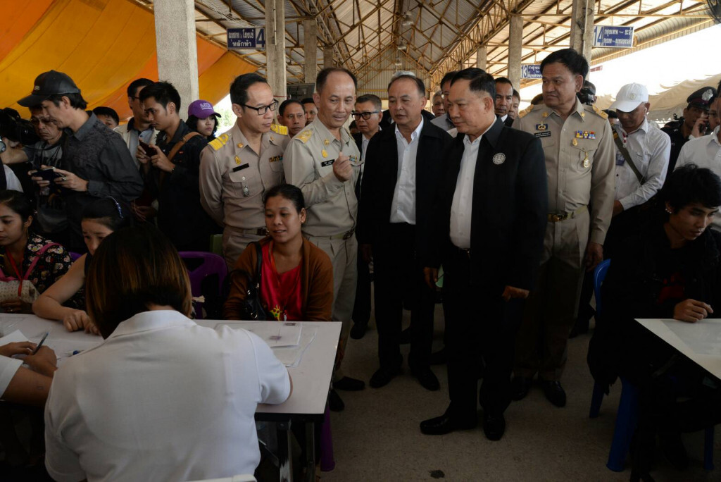 "บิ๊กอู๋" เดินสายเช็ตระบบคิวตรวจสัญชาติต่างด้าว เน้น ‘รวดเร็ว สะดวก เที่ยงตรง’