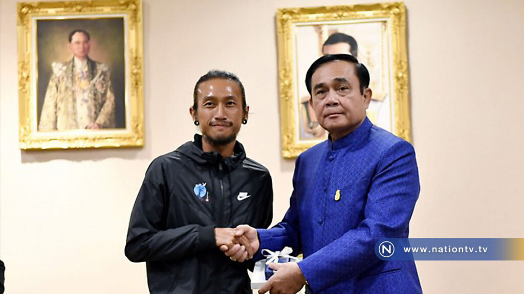 "ตูน" เข้าพบ นายกฯ โอด "เสียดาย ถ้าอายุน้อยกว่านี้ จะร่วมวิ่งด้วย" "ตูน" เข้าพบ นายกฯ โอด "เสียดาย ถ้าอายุน้อยกว่านี้ จะร่วมวิ่งด้วย"