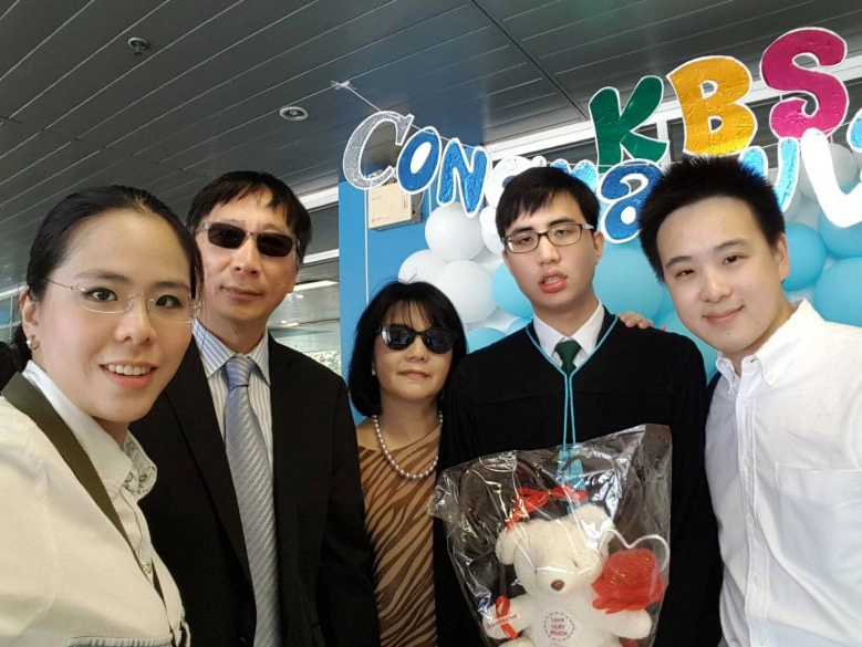 สำเร็จเพราะกำลังใจจากครอบครัว  เด็กพิเศษจบป.ตรีบริหารมก.