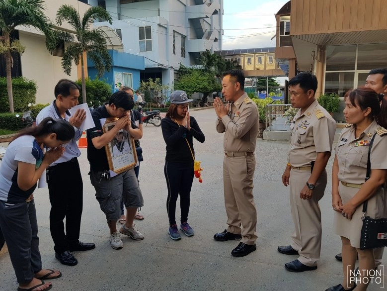 นายอำเภอบางละมุง มอบเงินช่วยเหลือเหยื่อชนดะ กลางเมืองพัทยา