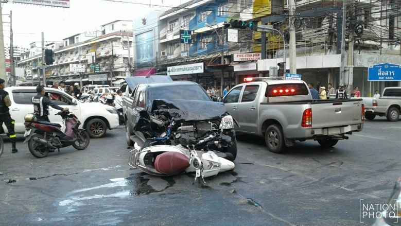 นายอำเภอบางละมุง มอบเงินช่วยเหลือเหยื่อชนดะ กลางเมืองพัทยา