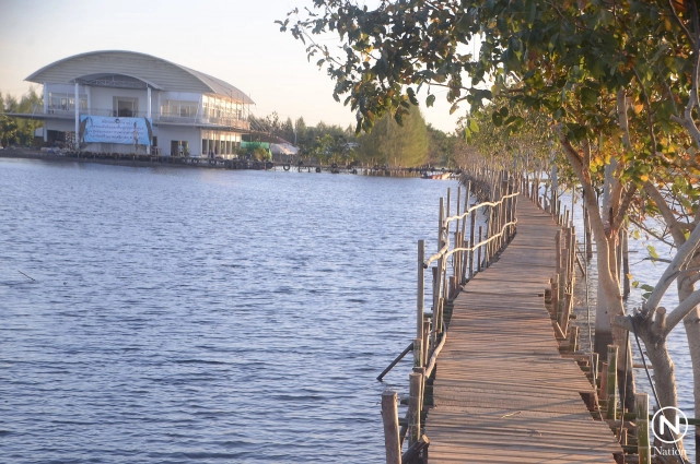 อยุธยาน้ำไม่ลดสักที! สร้างสะพานยาวเกือบครึ่งกิโล