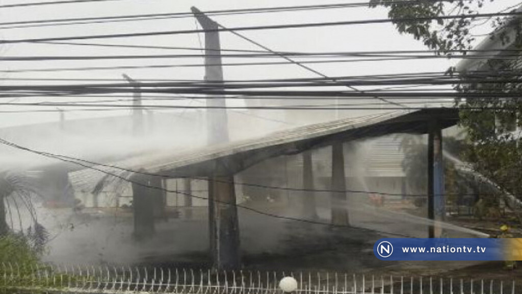 ไฟไหม้โกดังเก็บโฟมม้วน สูญ 5 ล้านบาท ไฟไหม้โกดังเก็บโฟมม้วน สูญ 5 ล้านบาท
