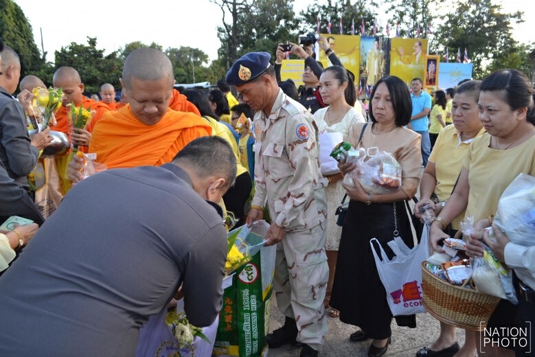 ชาวพิษณุโลกทำบุญตักบาตรถวายเป็นพระราชกุศล ร.9