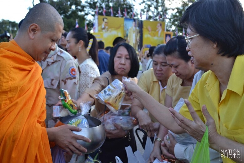 ชาวพิษณุโลกทำบุญตักบาตรถวายเป็นพระราชกุศล ร.9