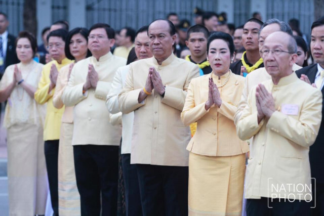 "นายกฯ" ทำบุญตักบาตร "วันพ่อแห่งชาติ"