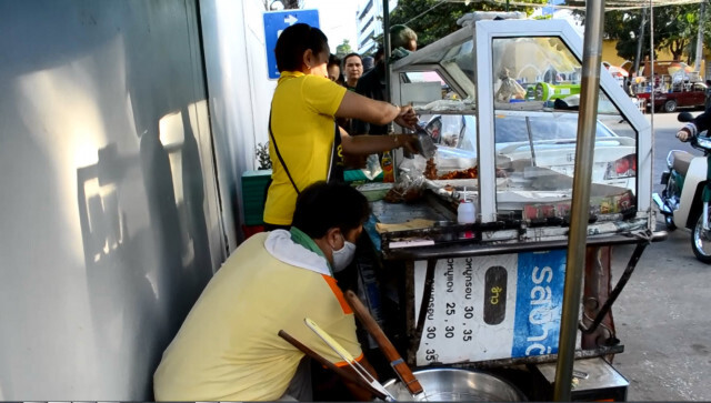 แจกฟรีไก่-หมูทอดข้างจวนฯผู้ว่าฯ ในวันพ่อทำต่อเนื่องเป็นปีที่ 4