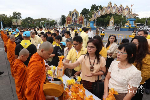 "นายกฯ" ทำบุญตักบาตร "วันพ่อแห่งชาติ"
