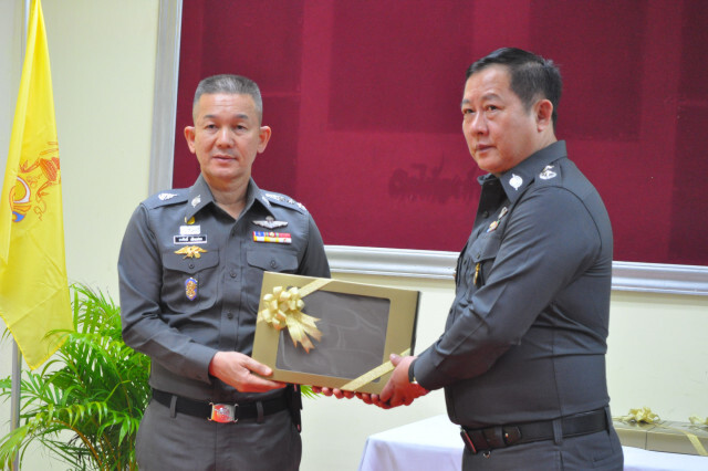 มอบผ้าพระราชทานเครื่องแบบสีกากี ให้ตำรวจภาค 8