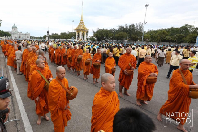 "นายกฯ" ทำบุญตักบาตร "วันพ่อแห่งชาติ"