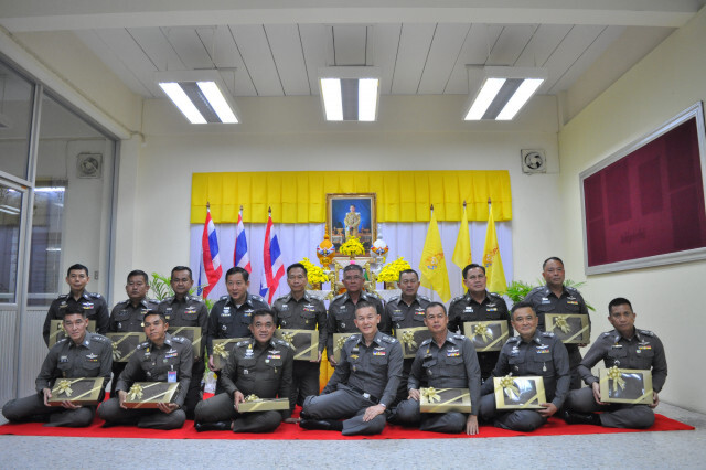 มอบผ้าพระราชทานเครื่องแบบสีกากี ให้ตำรวจภาค 8