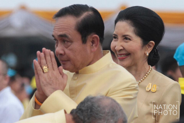 "นายกฯ" ทำบุญตักบาตร "วันพ่อแห่งชาติ"