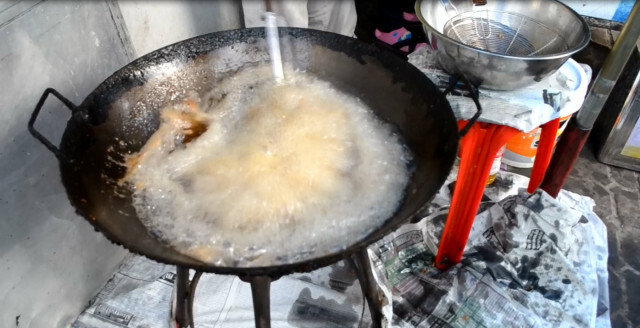 แจกฟรีไก่-หมูทอดข้างจวนฯผู้ว่าฯ ในวันพ่อทำต่อเนื่องเป็นปีที่ 4