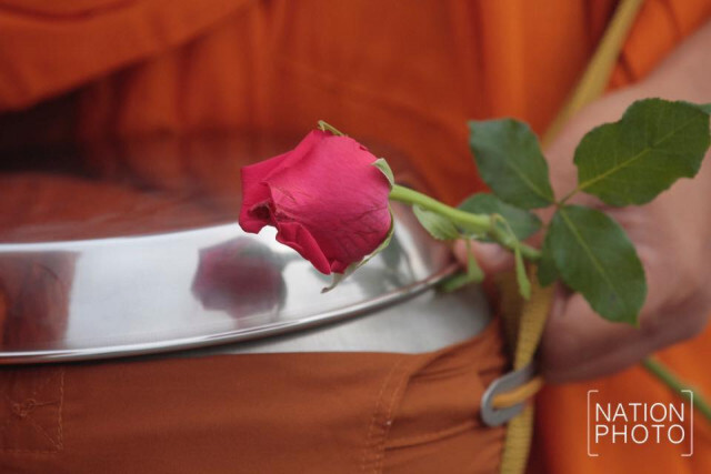"นายกฯ" ทำบุญตักบาตร "วันพ่อแห่งชาติ"