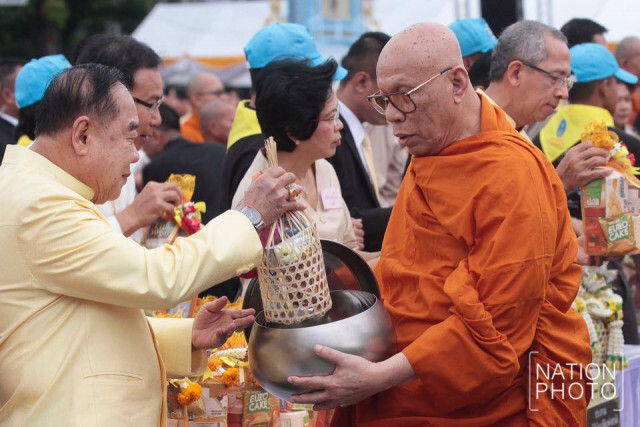 "นายกฯ" ทำบุญตักบาตร "วันพ่อแห่งชาติ"