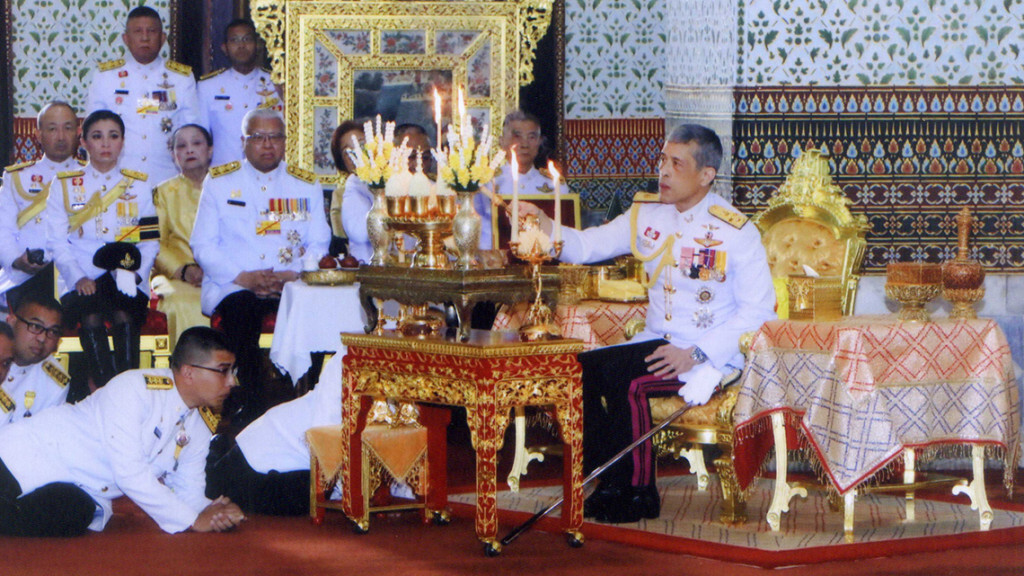 ร.10 เสด็จฯ ทรงบำเพ็ญพระราชกุศลเนื่องในวันคล้ายวันเฉลิมพระชนมพรรษา รัชกาลที่ 9