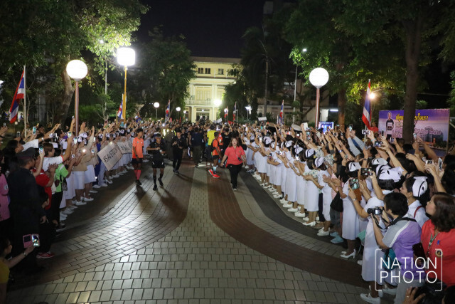ตูน บอดี้สแลม แวะโรงพยาบาลศิริราชเพื่อรับมอบเงินบริจาค