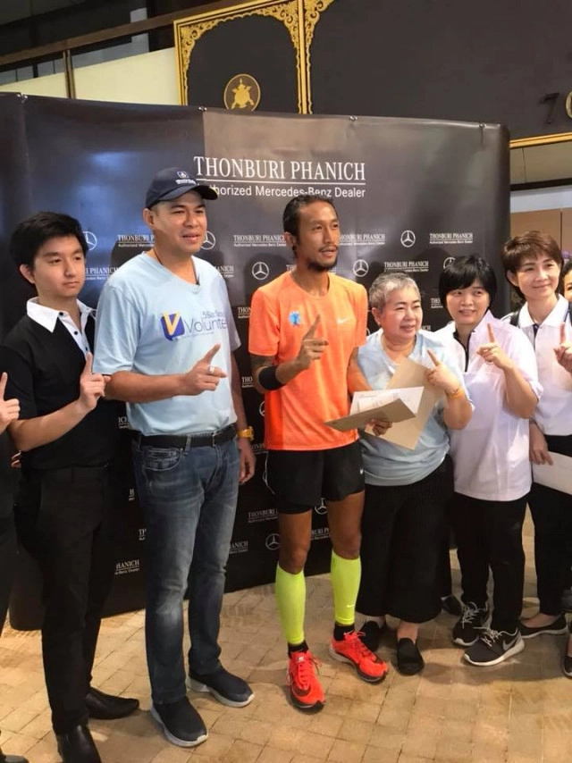 เศรษฐีใจดี
ครอบครัว "วิริยะพันธุ์"
บริจาค 5.5 ล้านบาท ให้ "ตูน"