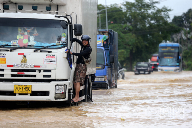 "น้ำป่าเขาหลวง" ทะลักท่าศาลา